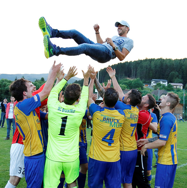 Höhenflug: Bruck ist Meister, da wurde Trainer René Poms von seinen Fußballerin in die Höhe geschleudert. | Foto: Waltraud Trois