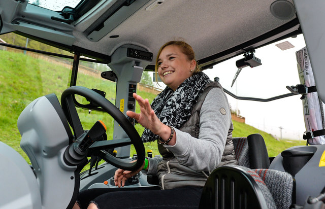 Viel Gefühl mit schwerem Gerät – auch Lisa stellte ihr Können beim Traktor-Extremtest unter Beweis! | Foto: zeitungsfoto.at