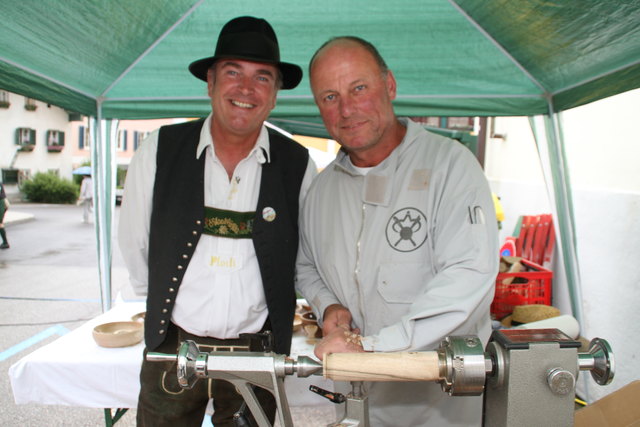 Handwerk: Organisator Alfred Feitzinger mit Drechsler Manfred Gebhard.