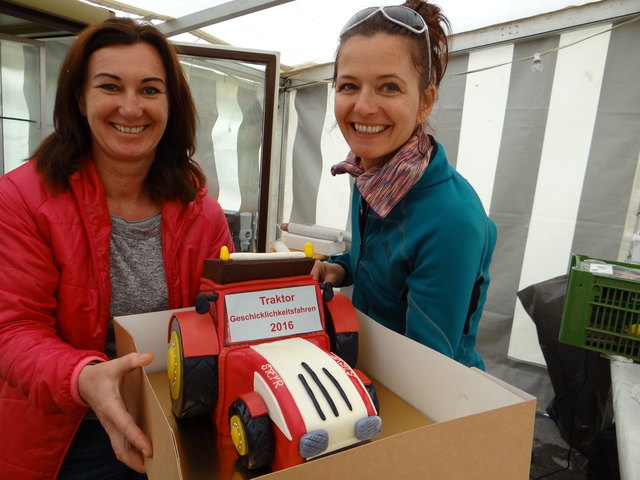 Projektlehrerin Notburga Kofler versuchte es vorerst mit einem etwas kleineren Modell ... | Foto: privat