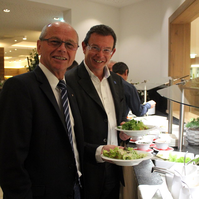 Pflege und Politik mit Landeshauptmann-Stellvertreter Mag. Dr. Christian Stöckl; Mag. Karl Schwaiger, Vorsitzender der Vereinigung der PflegedirektorInnen der Krankenanstalten Österreichs (v.l.n.r.). | Foto: HKroBild