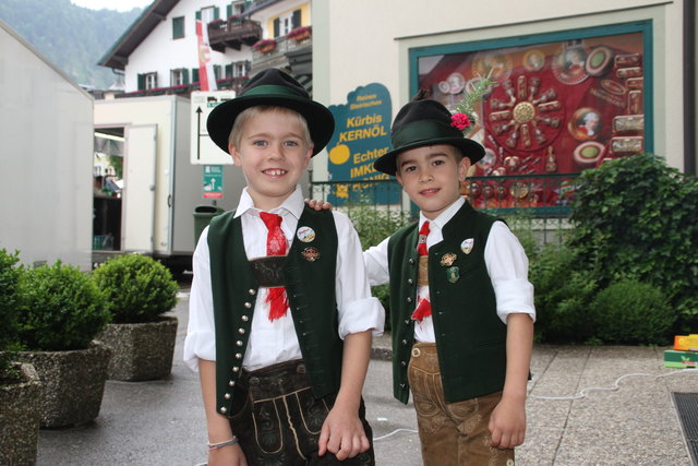 Viel Spaß hatten beim Dorffest St. Gilgen auch Andreas und Lorenz.