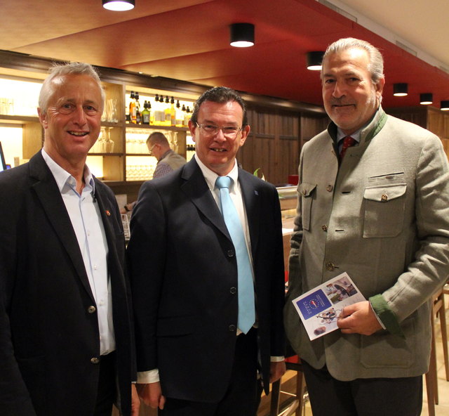 v.l.n.r.: Sebastian Pirnbacher, Bürgermeister von St. Veit; Mag. Karl Schwaiger, Vorsitzender der Vereinigung der PflegedirektorInnen der Krankenanstalten Österreichs; Priv.-Doz. Dr. Paul Sungler, Geschäftsführer Gemeinnützige Salzburger Landeskliniken Betriebsgesellschaft mbH. | Foto: HKroBild