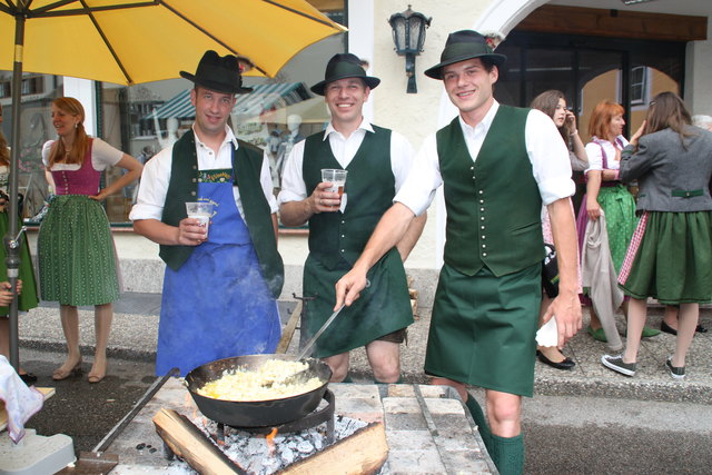 Kasnocken gab es bei Georg, Andreas und Lorenz vom Trachtenverein "D`Stoaklüftla".