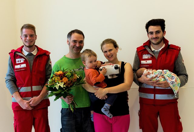 Jan Schlorf, Papa Antonio Rella mit Brüderchen, Mama Eva Rella, Patrick Schneider mit der kleinen Juliane (v.l.). | Foto: Rotes Kreuz Gloggnitz