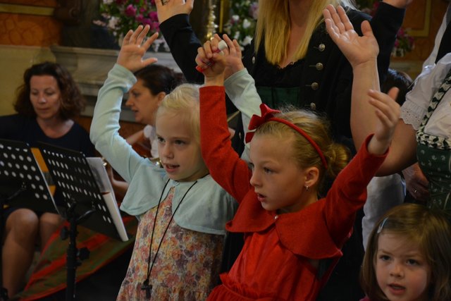 Die modernen Kirchenliedr luden zum Mitsingen ein.