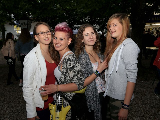 Tanja, Regina, Verena und Clara aus Mondsee feierten beim Festival am Brauereigelände in Zipf.