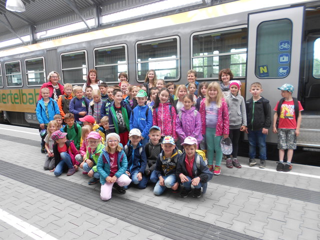 Die Waldviertelbahn transportierte die VolksschülerInnen von Gmünd nach Litschau.