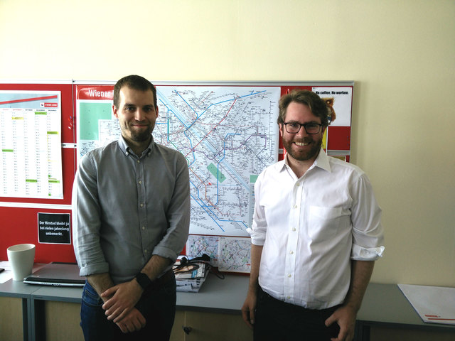 Simon Gruber (links, Verantwortlicher für die Social-Media-Kommunikation) und Dominik Gries (rechts, stv. Verantwortlicher für die Kommunikation) vor dem Wiener Netzplan.