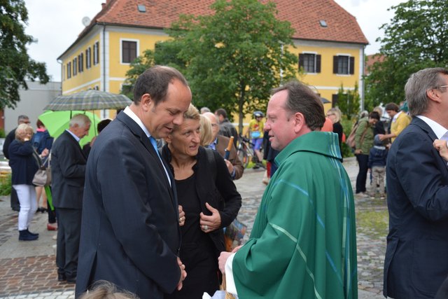 Christoph Stark mit Gattin Ulli Stibor-Stark und Pfarrer Gerhard Hörtig.