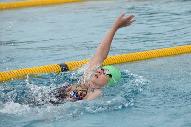 Melina Miglbauer über 100m Rücken