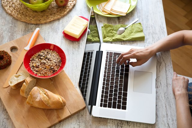 Schon beim Frühstück den Laptop eingeschaltet zu haben, ist wohl eher keine gute Idee. | Foto: Spectral-Design - Fotolia.com