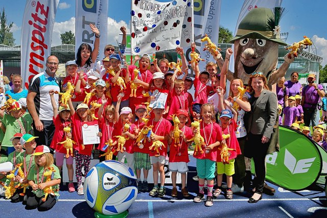 Die Linzer Sportstadträtin Karin Hörzing und Landessportdirektor Gerhard Rumetshofer ehrten den Kindergarten Baumgartenberg, der den 2. Platz beim Pendel-Staffel-Lauf belegte. | Foto: Land OÖ/Plohe