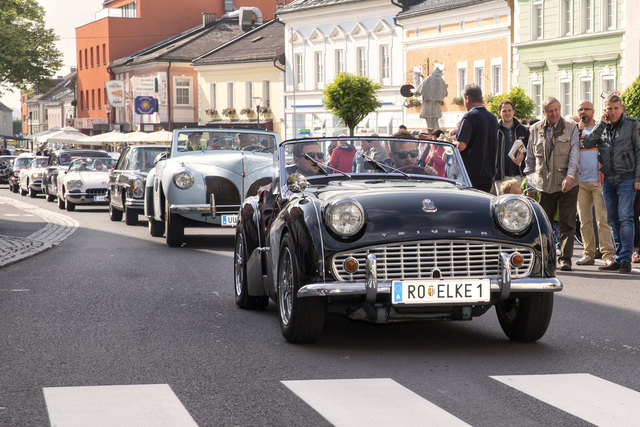 Start zur Mühlviertel-Classic-Rallye 2016 auf dem Stadtplatz von Bad Leonfelden – im Auto vorne Alexander Gruber und Johann Amerstorfer in einem Triumph TR3 (Baujahr 1960). | Foto: Kurverband/beha-pictures