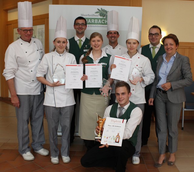 Foto v.l.n.r.:
Gastronomieleiter Küchenchef Josef Fischer-Ankern, Alexandra Bohmann, Thomas Wurm, Michaela Maier, Sous-Chef Andreas Decker, Melanie Prinz, Daniel Strohmayer und Geschäftsführerin Karin Weißenböck. Vorne: Mathias Waltenberger.