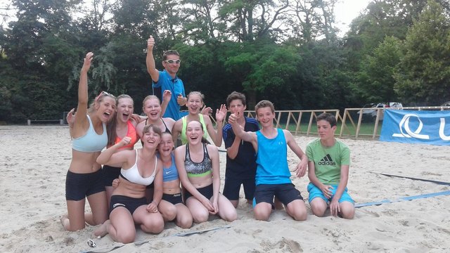 Das Purkersdorfer Volleyballteam jubelt über den Sieg im niederösterreichischen Beachcup.