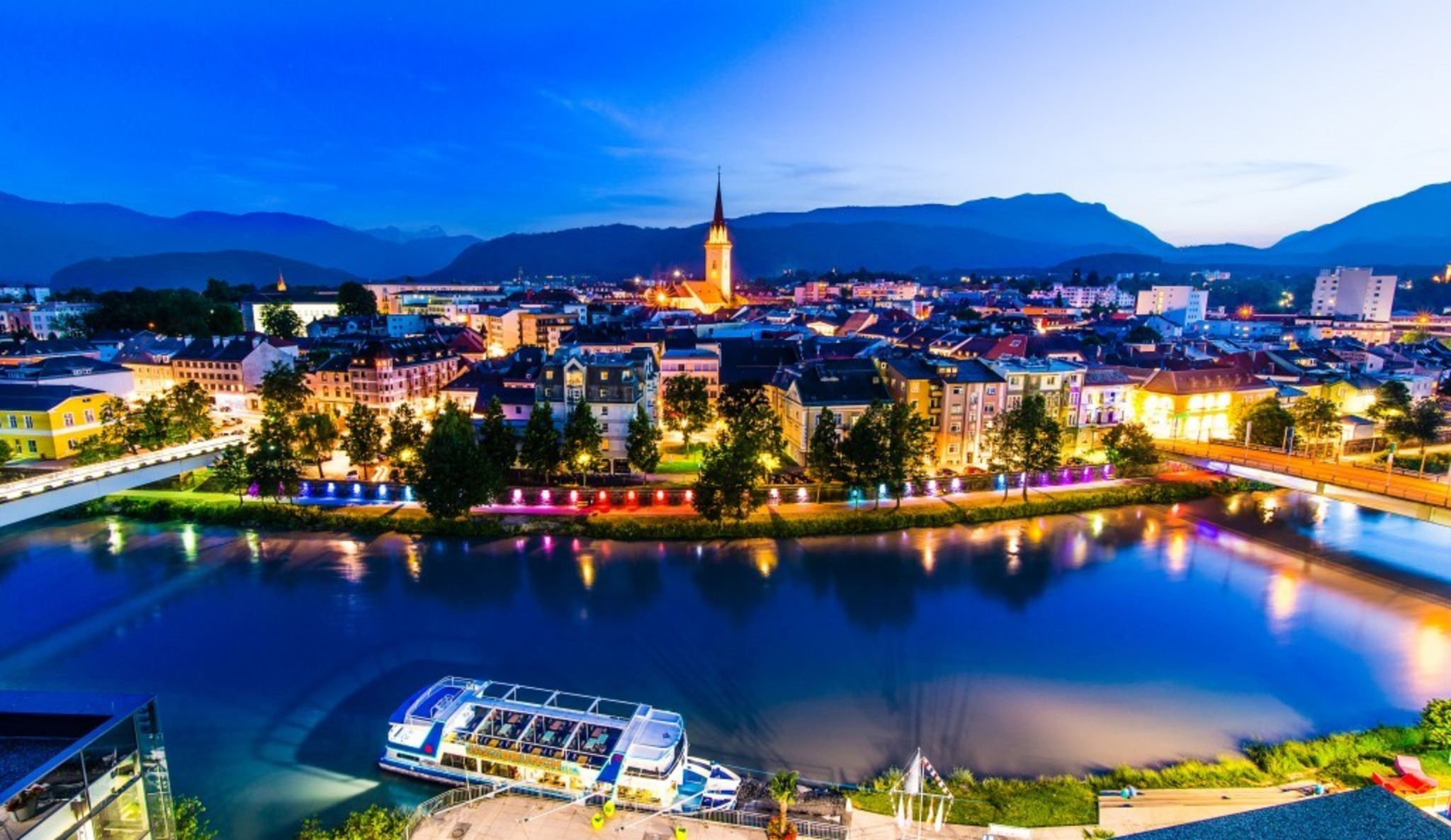 Erstmals Lange Tafel Auf Der Draubr cke Villach