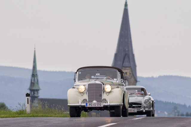 Hermann Rittsteiger (vorne) mit einem Mercedes 170 S A Cabrio (Baujahr 1951) aus Luftenberg und Franz Mollner (Mercedes 300 SL Flügeltürer, Baujahr 1956) bei der Mühlviertel Classic-Rallye vor der „Skyline“ von Bad Leonfelden. | Foto: Kurverband/beha-pictures