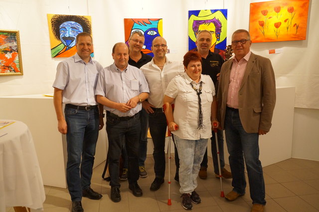 Die Fürstenfelder Künstlerin Tamara Senker im Kreis von Gastgebern, Ehrengästen und Musikern bei der Vernissage. | Foto: KK