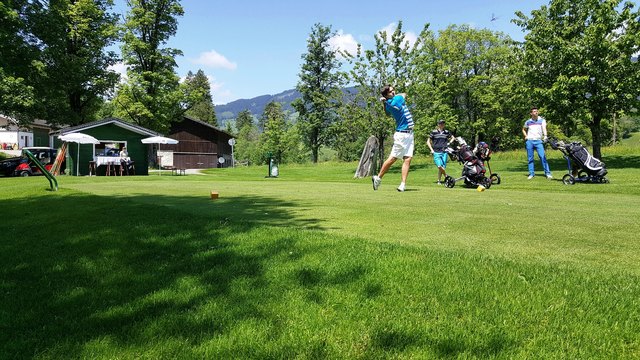 Lukas Loos vom Golfclub Goldegg beim Drive am Loch 11. | Foto: Heinz Pfuner