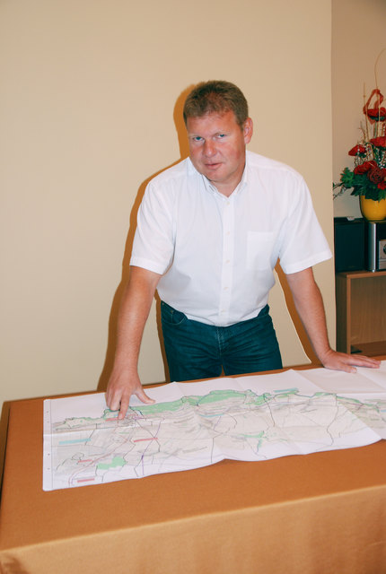 Wolfgang Gaida zeigt die Radroute von Hohenau bis Engelhartstetten.