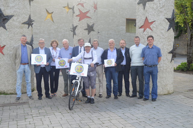 Nationendenkmal: Alt-Bgm. Erwin Cimarolli mit den politischen Repräsentanten – darunter Bgm. Ben Homan (5. v. re.), Jean-Marie Halsdorf (5. v. li.) und Alt-Bgm. Roger Weber (4. v. li.). | Foto: Gemeinde Schengen