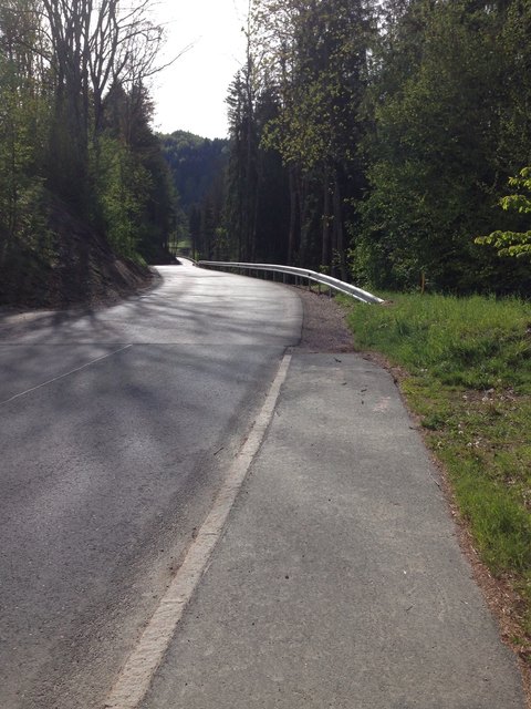 Der Gehweg von St. Martin endet zu Beginn der neu sanierten Straße und führt ins nichts!