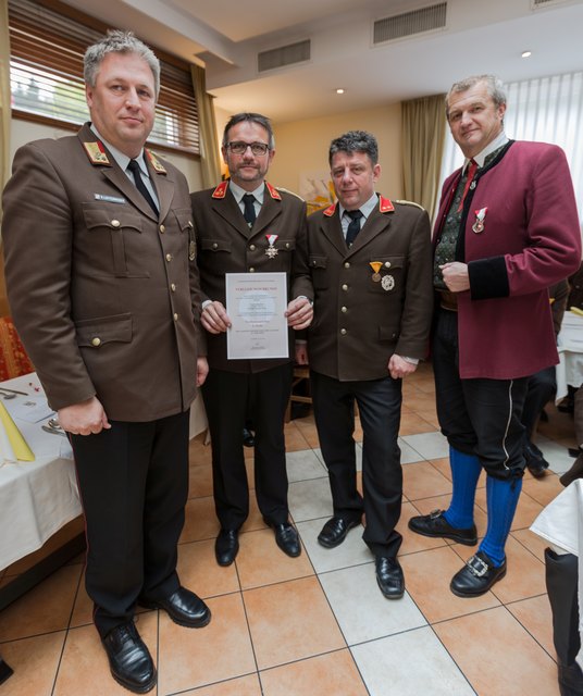 BFK Robert Lottermoser, OFK Alexander Weiß, OFK-Stv. Gerhard Kronthaler sowie Vbgm. und  Obmann der TMK Peter Mörwald. | Foto: FF/Kern