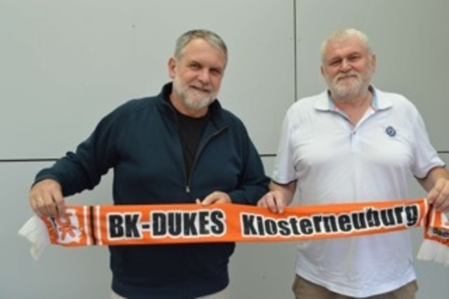 Obmann Werner Sallomon mit dem neuen Klosterneuburger Trainer Kostic. | Foto: Michael Filippovits