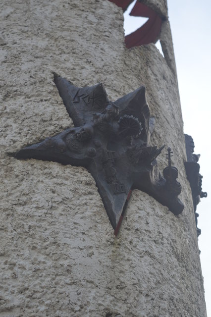 Säule der Nationen mit dem Österreich-Stern und dem "Ischgl-Berg". | Foto: Cimarolli