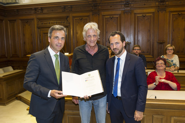 Übergabe: Siegfried Nagl, Charly Polt, Thomas Pfeifer (v. l.) | Foto: Stadt Graz