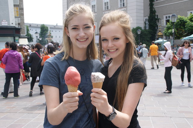 Auch ein "Eis to go" sorgt für Genuss: Wenn es die Zeit zulässt, genießen Jessica und Emily aber gerne einen Schoko-Eisbecher.