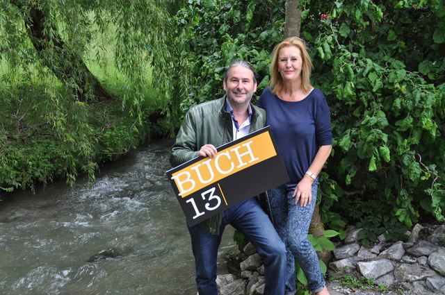 Laden zur Lesereihe in die Kunstmühle ein: Buch13-Obmann Gerald Eschenauer und Kunstmühlenbesitzerin Eveline Koren | Foto: Friessnegg