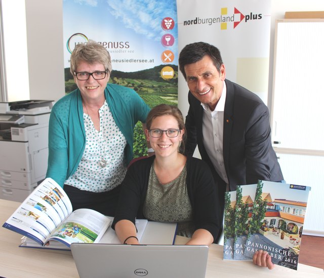 NTG-Geschäftsführerin Michaela Puser, „Online-Betriebscoachin“ Tina Brunner von der NTG und LAG-Obmann Landtagspräsident Christian Illedits unterstützen Betriebe dabei ihre Angebote im Internet zielgruppenorientiert zu vermarkten. | Foto: LAG