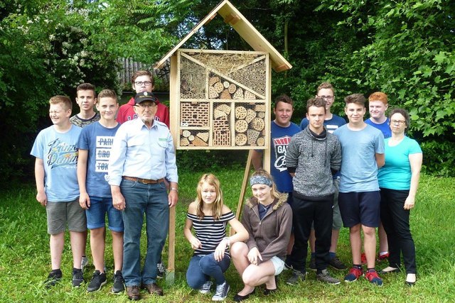 Berg- und Naturwächter Franz Lammer baute mit der 3. Klasse NMS Laßnitzhöhe ein Insektenhotel. | Foto: KK