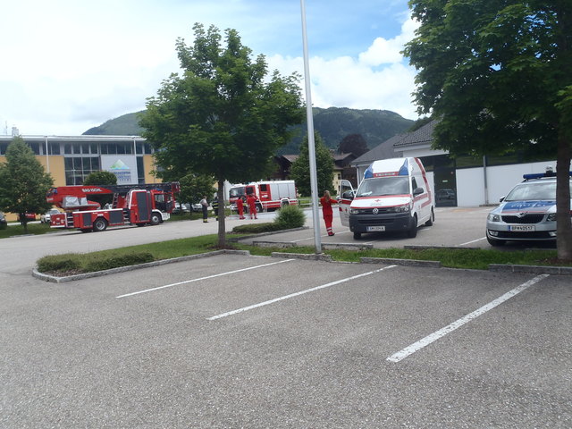 Ein Großaufgebot an Einsatzkräften wurde zu einem Ischler Supermarkt geschickt, weil es dort den Verdacht auf einen Gasaustritt gegeben hatte. | Foto: FF Bad Ischl