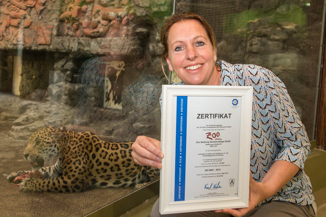 Zoo-Geschäftsführerin Sabine Grebner freut sich über die neuen ISO-Zertifikate. | Foto: Neumayr/MMV