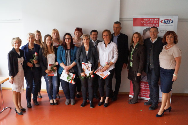 Lehrgangleiterin Dr. Maria Riedl, die acht erfolgreichen Absolventinnen des Lehrgangs Alltagsmanagement mit stellv. Geschäftsführer Mag. Horst Kremsmair, Bürgermeister Bernhard Weiß und Vizebürgermeisterin Waltraud Pichler (Pfarrwerfen), Vizebürgermeister David Rettensteiner (Werfenweng) und Bildungsmanagerin Mag. Theresia Frauenlob (v.l.).