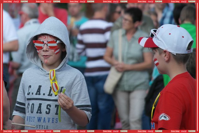 Aus der Umgebung von Eggenburg sind viele Österreich-Fans hier in der Fan Zone und unterstützen die österreichische Nationalmannschaft in Frankreich. Gute Laune und viel an Enthuiasmus war anfangs gegeben - leider aber wurden alle Hoffnungen  der Fans durch das 0:2 verlorene Match  gegen Ungarn ziemlich enttäuscht. ...  Nach einen Lattenschuss von David Alaba in der ersten Minute versandete unser Spiel immer mehr. Zusehends wurden die aus aller Kraft strotzenden Spieler immer schwächer und vergeigten klassi