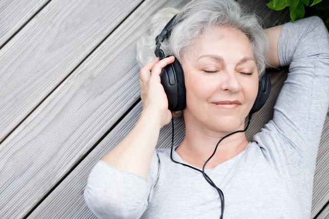 Musiktherapie, sei es in aktiver oder passiver Form, kann bei verschiedensten psychischen und körperlichen Krankheiten Linderung bringen. | Foto: jd-photodesign - Fotolia.com