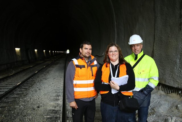 Christoph Haas (Bauaufsicht) mit Redakteurin Tanja Waculik und Gerald Düller (ÖBB).