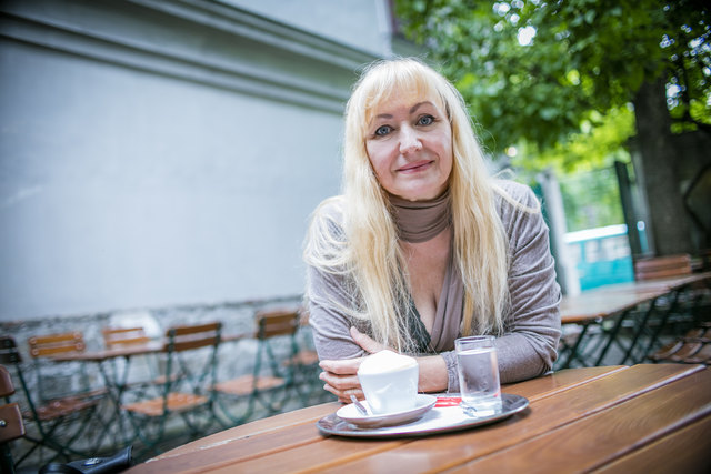 Entspannt beim Kaffee oder wenn sie ein Konzert gibt, sieht man Corry Gass in der Eschenlaube regelmäßig. | Foto: prontolux