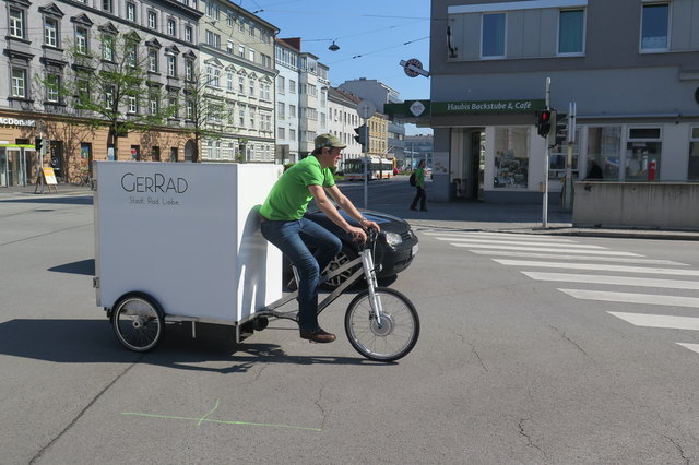Michael Smogavetz (Bild) und seine Kollegen sind täglich mit dem Lastenrad in Linz unterwegs, um das Biokistl auszuliefern. Foto: GerRad