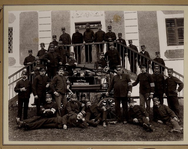Eines der ersten Bilder von der FF Donnersbach mit dem 1. Hauptmann Johann Zettler (rechts stehend neben der Spritze). | Foto: KK