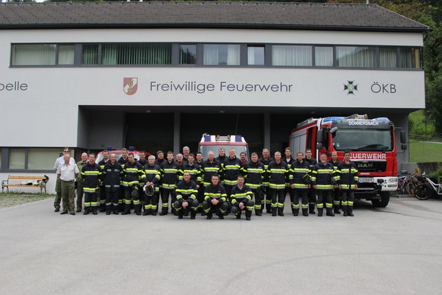 Die 29 Teilnehmer an der Technischen Hilfeleistungsprüfung 2016 mit den Bewertern sowie eine Gruppe beim Rettungsangriff mit hydraulischer Schere und Spreizer. | Foto: KK