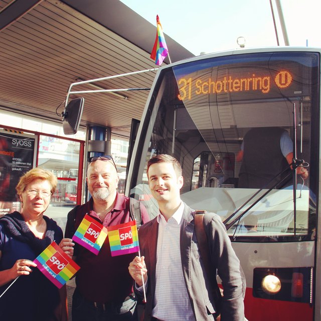 Zeigen Flagge: Bezirksvorsteher-Stellvertreterin Ilse Fitzbauer, Bezirksrat und SOHO-Vorsitzender Peter Traschkowitsch, Klubvorsitzender Bernhard Herzog. (v. li.)