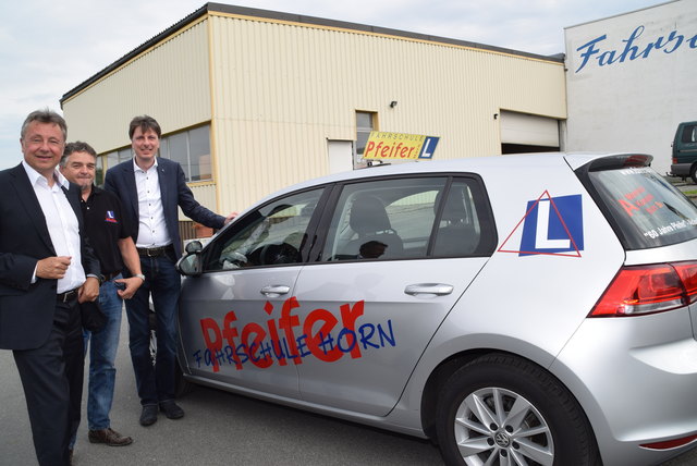 Das Fahren mit Fahrlehrer - Bgm. Martin Falk, "Prinzgemahl", Fahrlehrer Strohmayer-Pfeifer, Bgm. Franz Göd. | Foto: Schwameis