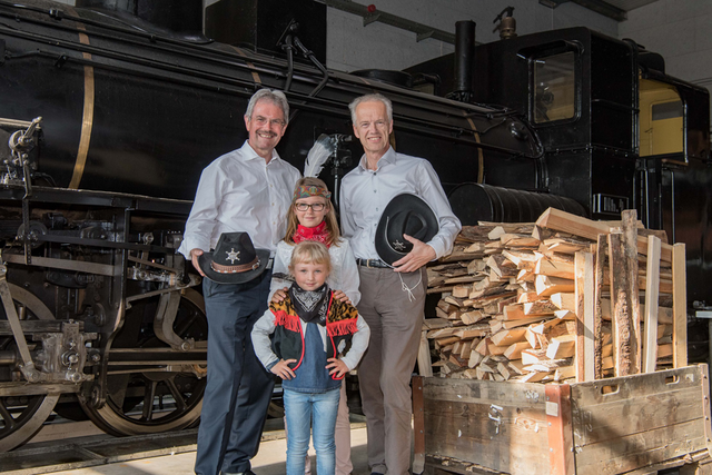 Der Westernzug ist ein beliebter Event im Veranstaltungskalender der Waldviertelbahn, im Bild: Verkehrslandesrat Karl Wilfing und NÖVOG Geschäftsführer Gerhard Stindl mit Laura und Lena Katzenschlager. (© NÖVOG/Kerschbaummayr)
