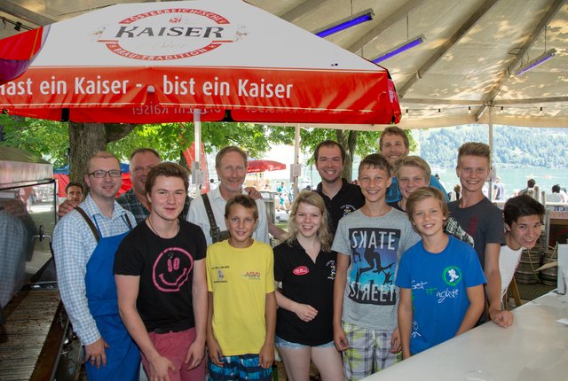 Rupert Altenberger (4. von links, Seefesturgestein und Vereinesprecher) mit seinem Team vom TVZ Basketball. | Foto: Zeller Seefeste