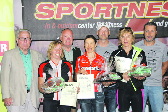 Bergzeitfahren Sommertörl, Damen: Die drei Erstplatzierten Gabriele Neumann (3.), Irene Thallinger (1.) und Andrea Mayerdorfer (2.) mit den Organisatoren und Ehrengästen.